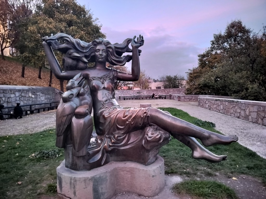 Estatua a las brujas llamadas al mar en&nbsp;Bratislava.