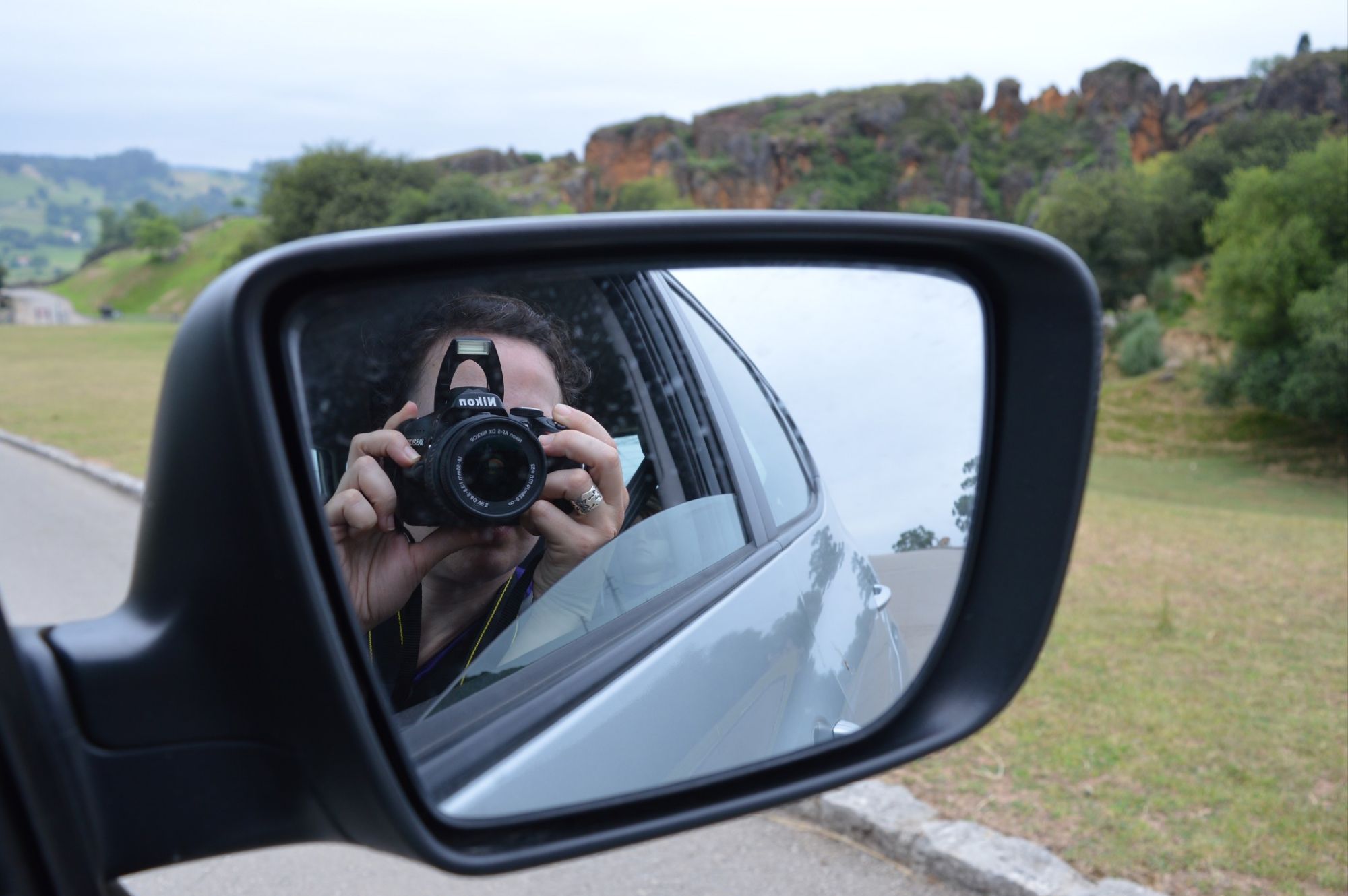 Retrovisor con paisaje de carretera española