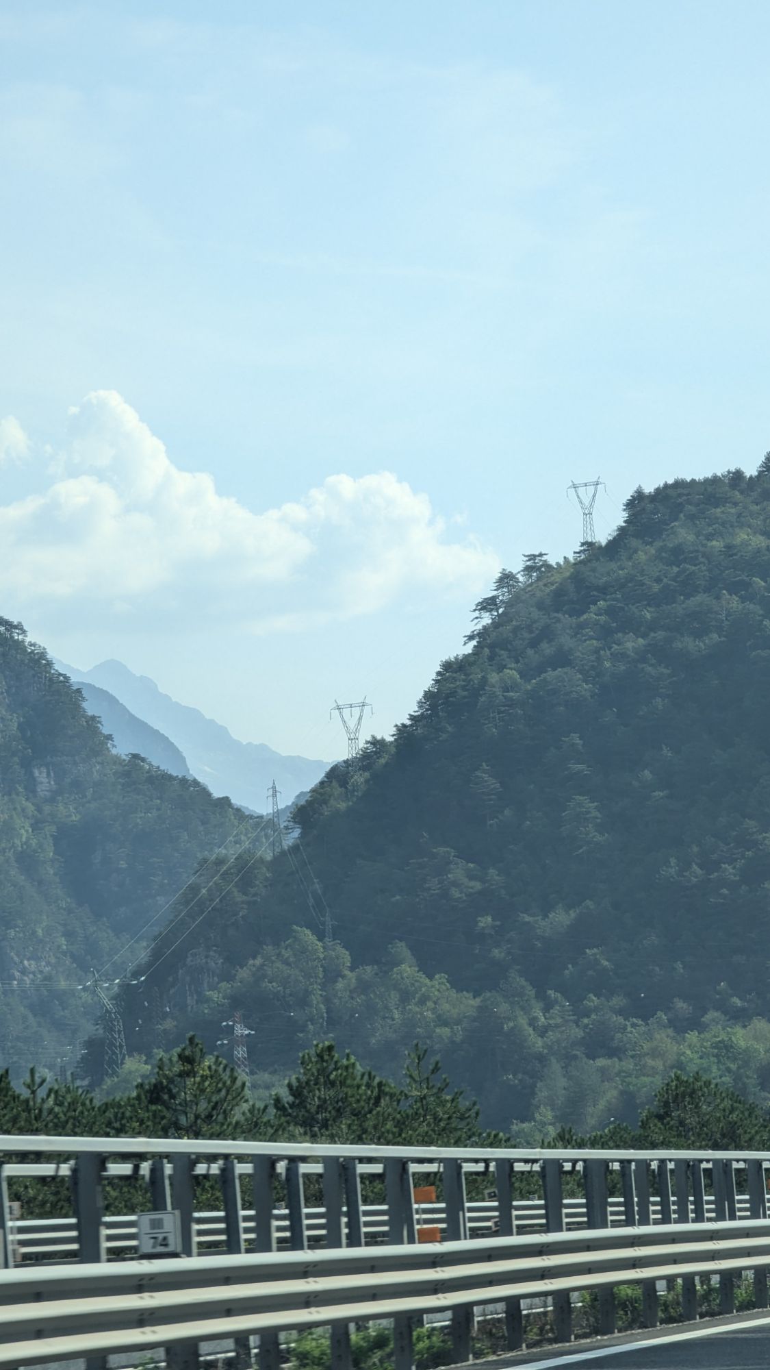 Autopista alpina con montañas